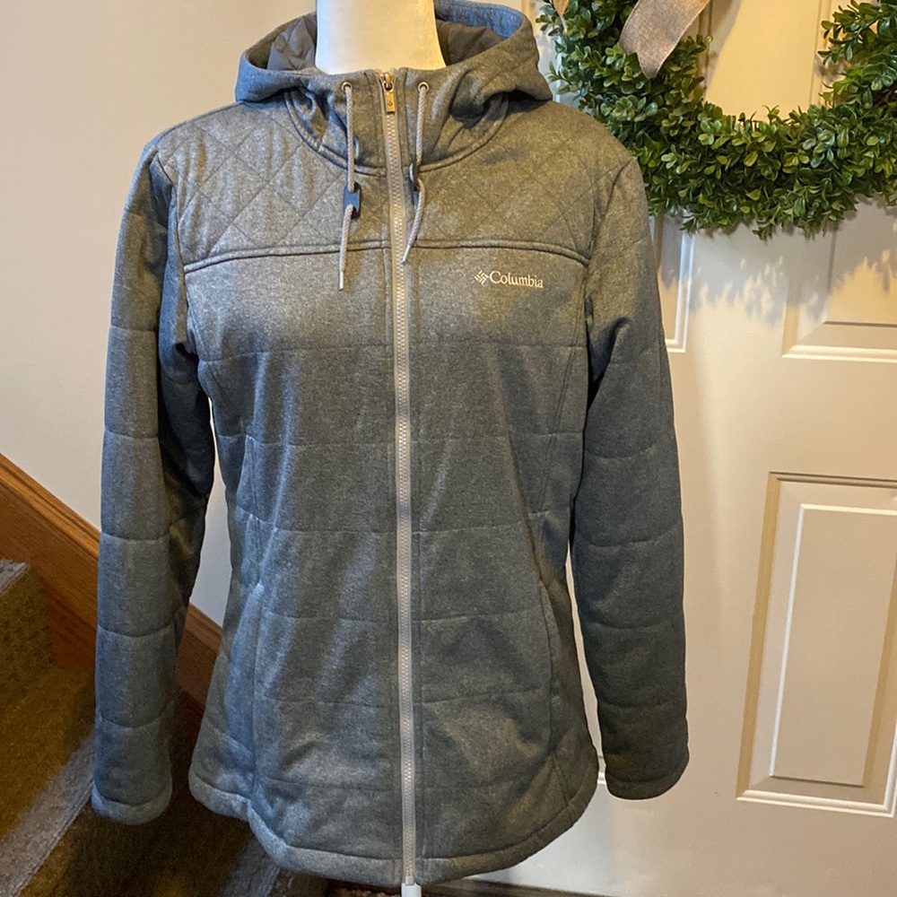 Columbia winter coat hooded does not come off coat excellent condition 😊